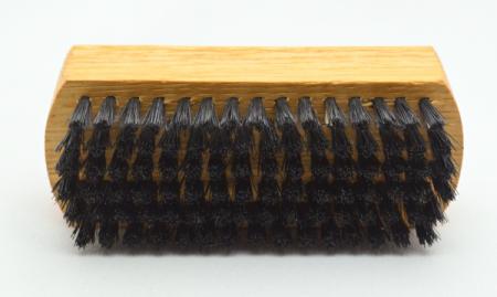 Handwaschbürste und Nagelbürste Buchenholz mit Griffmulde. 6 und 4 Reihen schwarze Naturborsten.